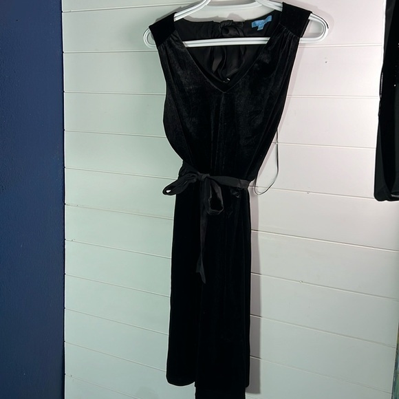 Draper James Dresses & Skirts - Draper James large velvet black dress. MN80